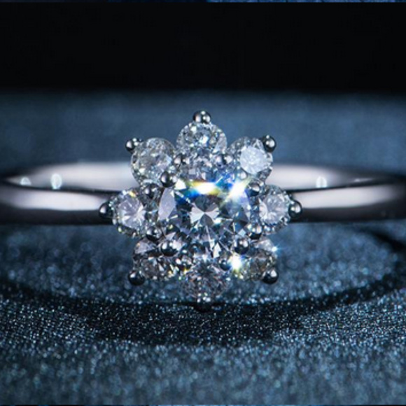 🍒 Silver Crystal 💍 Flower Ring - Picture 4 of 6